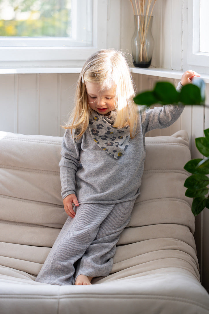 LEO triangular scarf