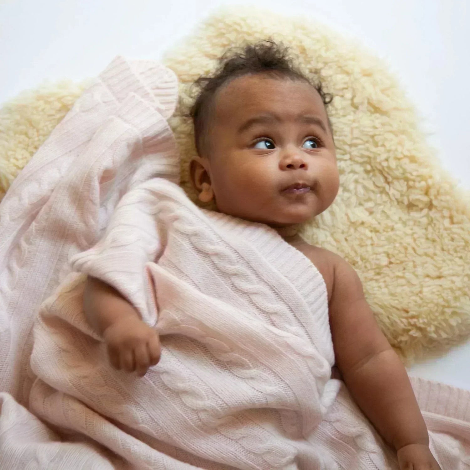 Wie ziehe ich mein Baby im Sommer an? ☀️ Warum Baumwolle oft versagt – und Kaschmir der wahre Sommer-Held ist
