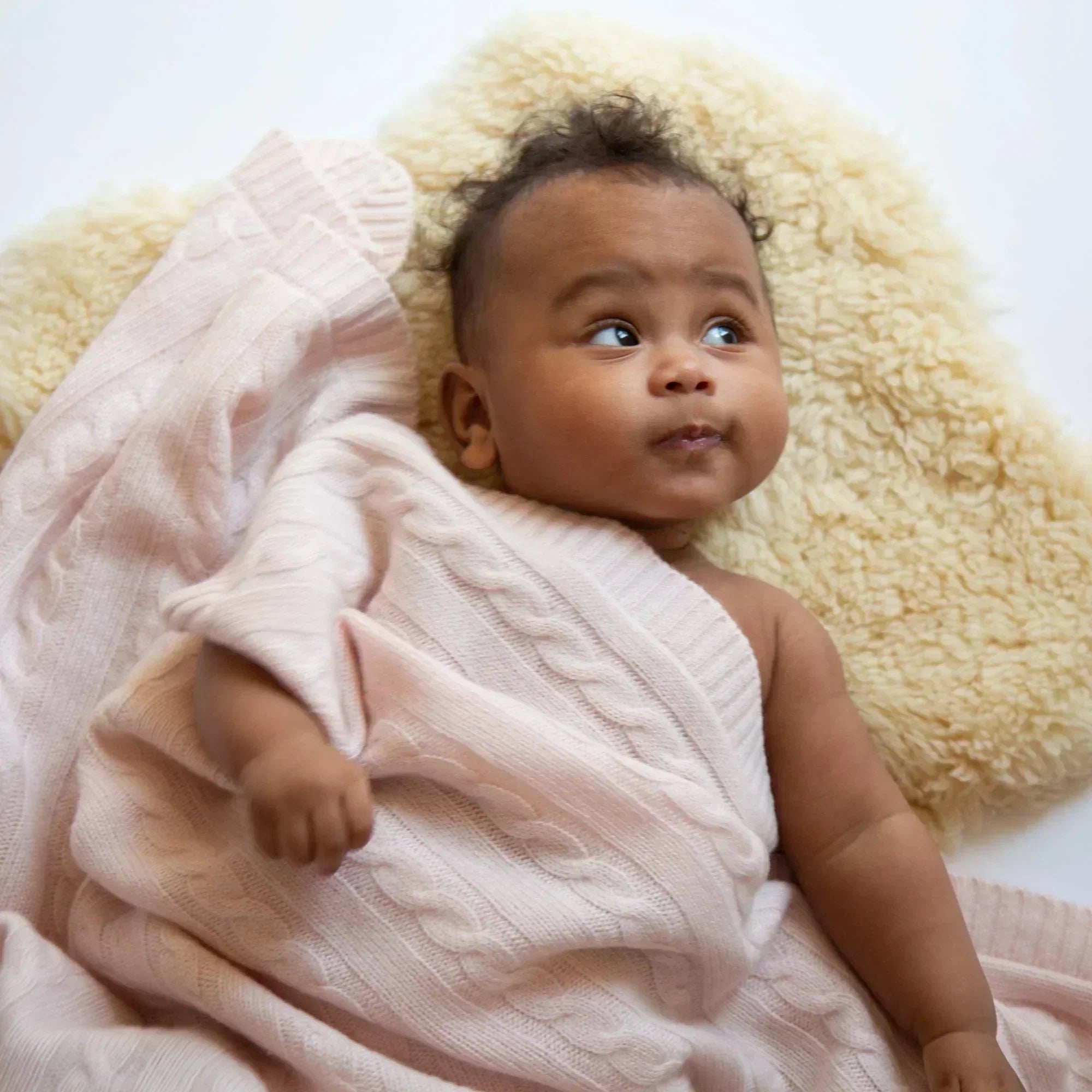 Wie ziehe ich mein Baby im Sommer an? ☀️ Warum Baumwolle oft versagt – und Kaschmir der wahre Sommer-Held ist