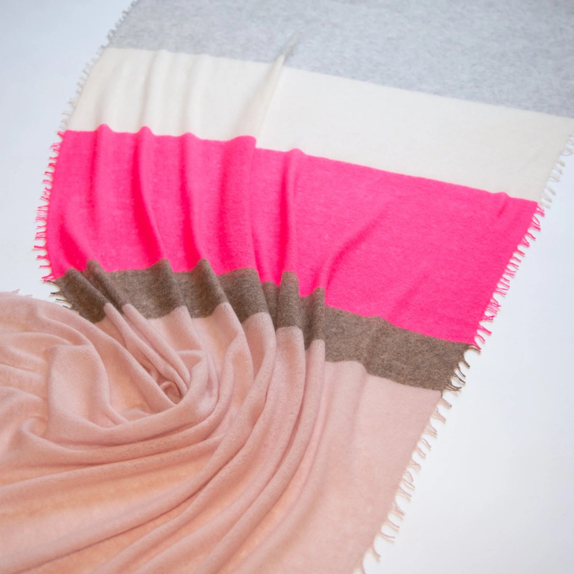 CAMILLE scarf with color block